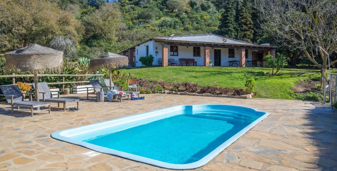 Продажа отеля в Casares 4