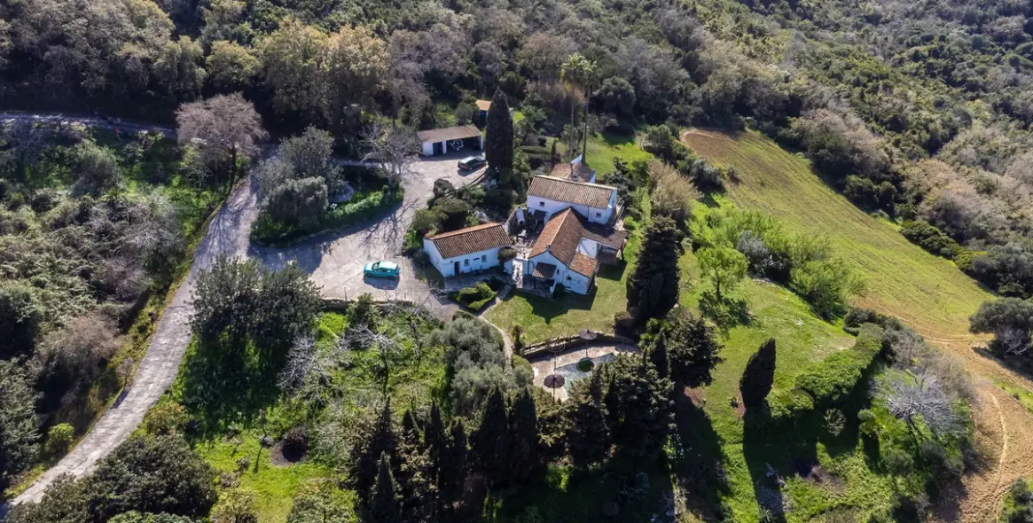 Продажа отеля в Casares 10