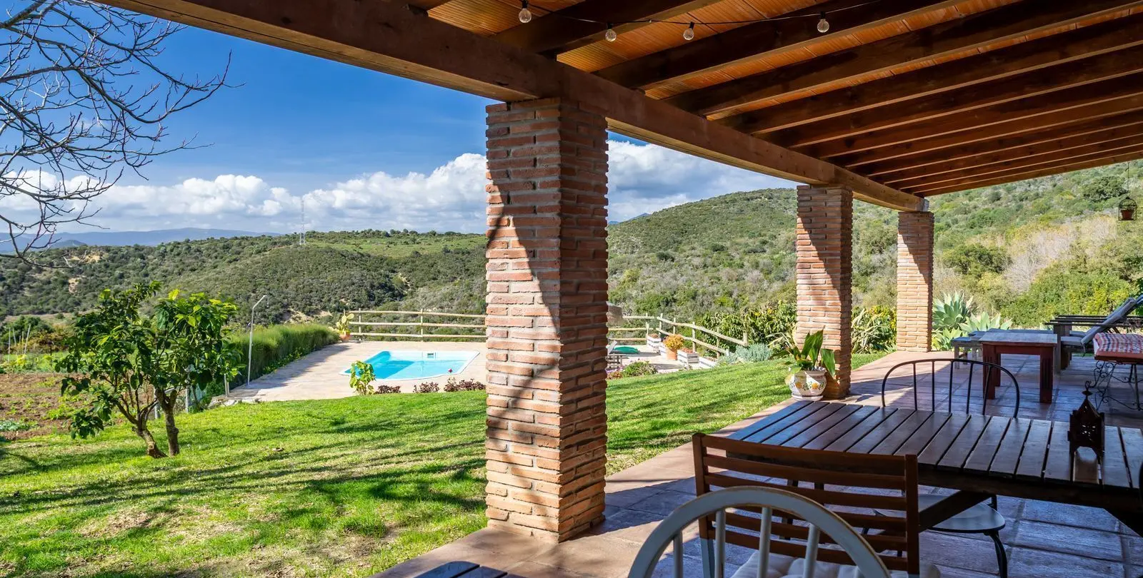 Sale of hotel in Casares 1