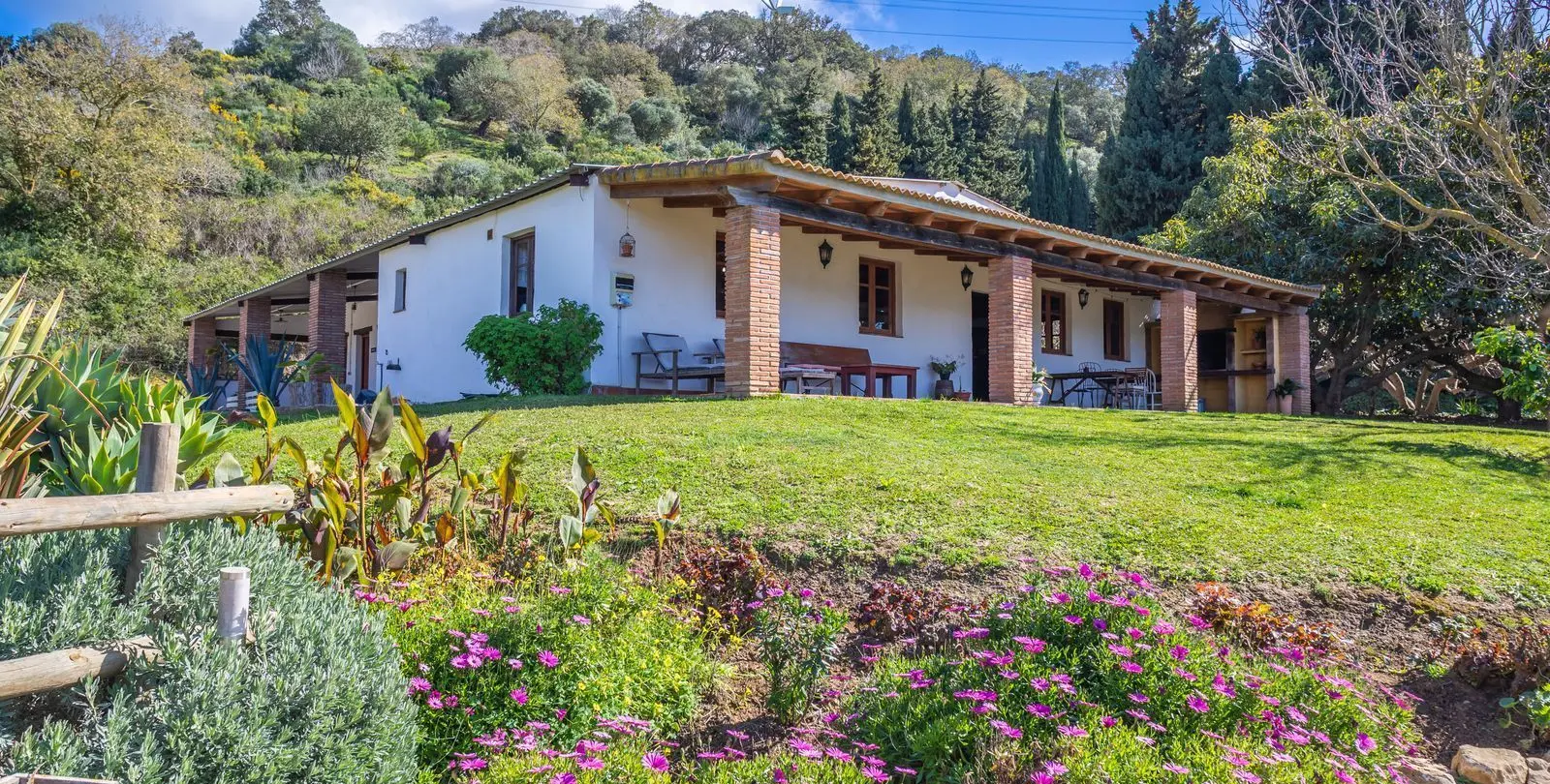 Sale of hotel in Casares 3