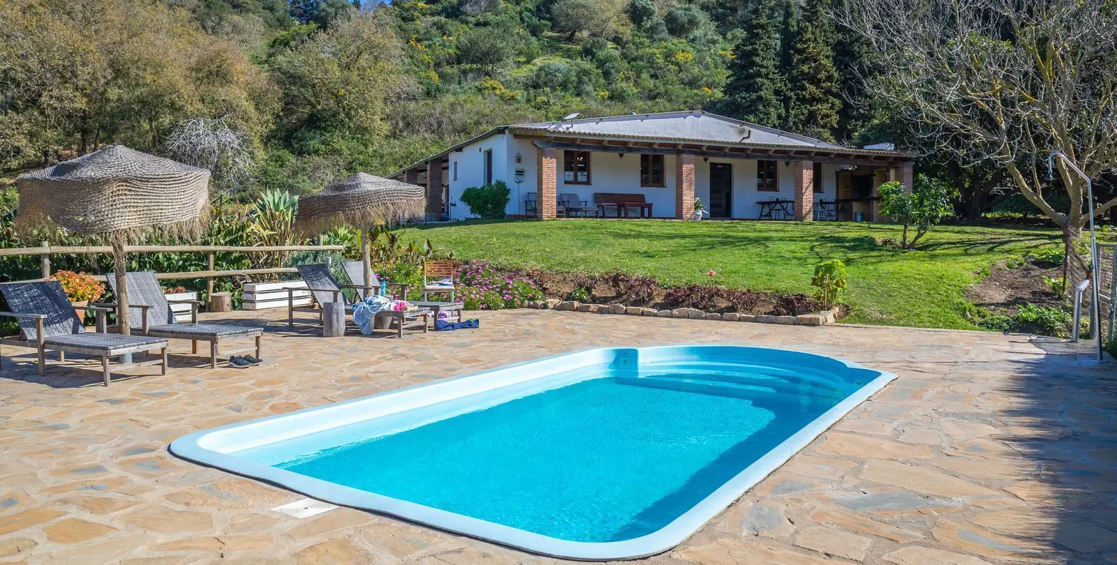 Sale of hotel in Casares 4