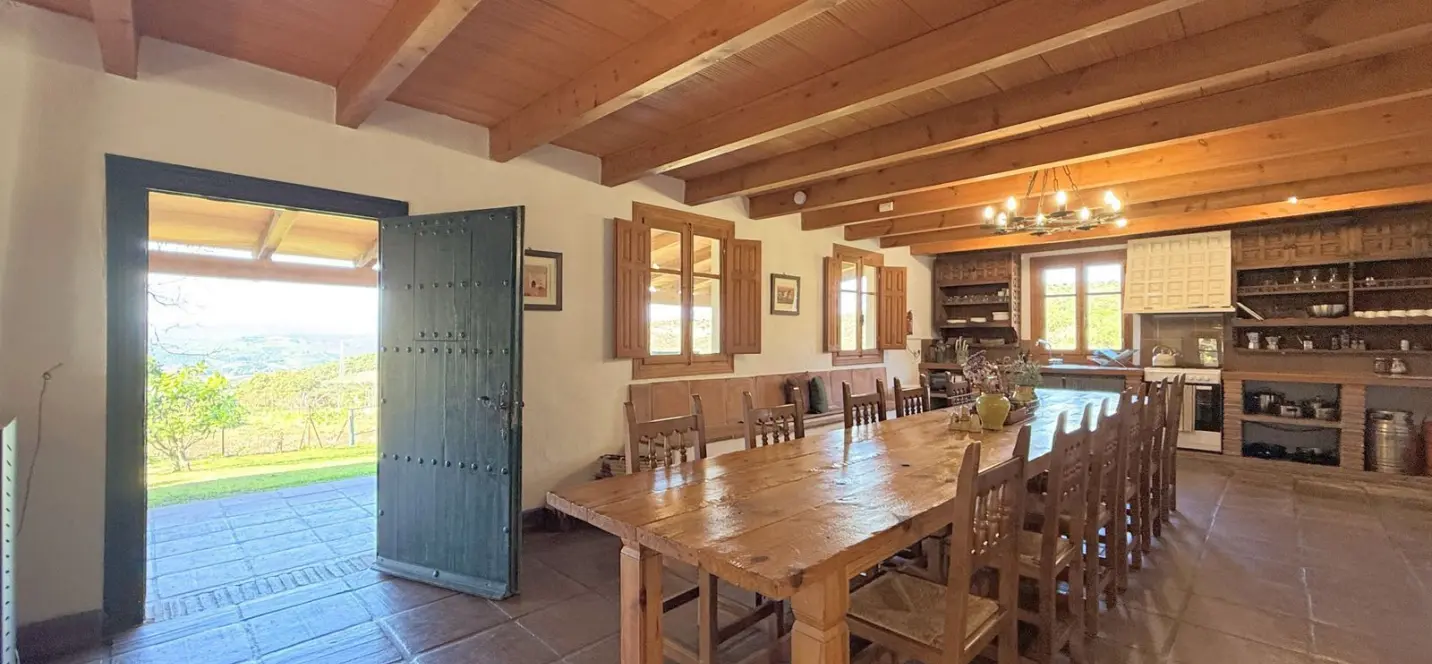 Продажа отеля в Casares 4