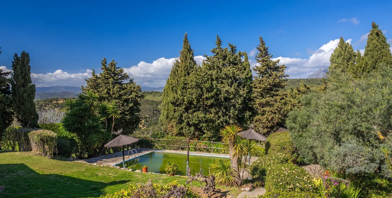 Sale of hotel in Casares 8