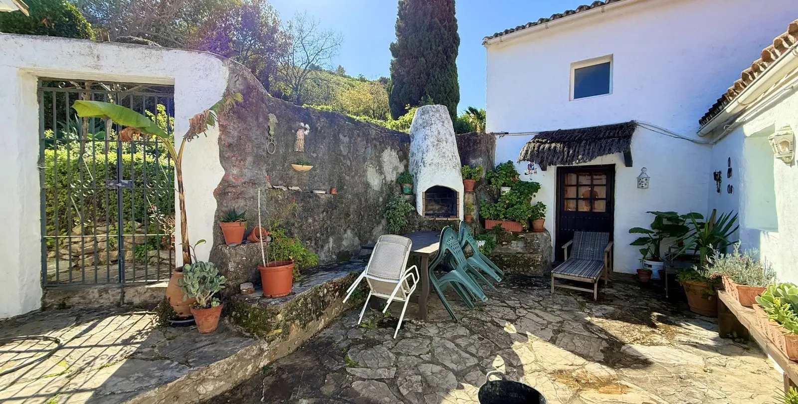 Sale of hotel in Casares 17