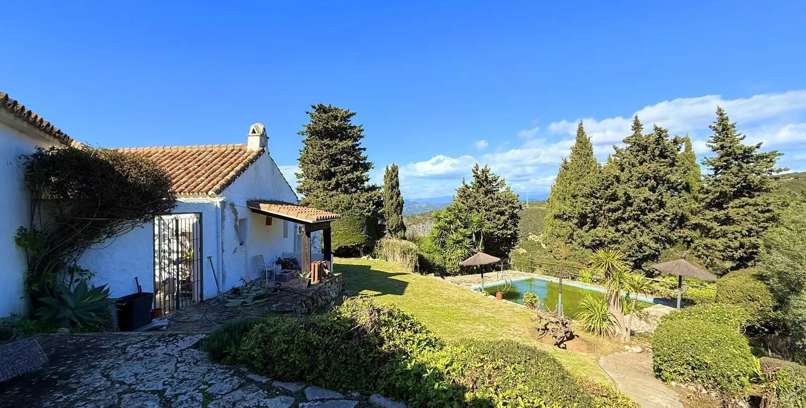Sale of hotel in Casares 30