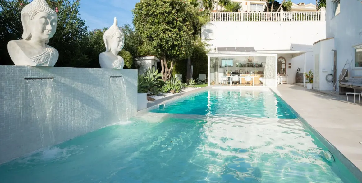 Sale of detached villa in Riviera del Sol 55