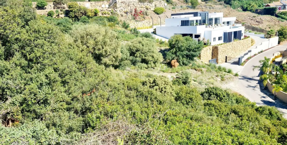 Sale of residential plot in Benahavís (district Benahavís) 1