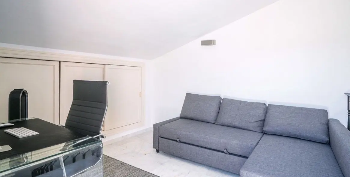 Продажа дома на две семьи в The Golden Mile 12