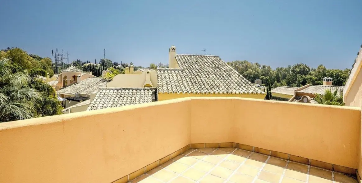 Продажа дома на две семьи в The Golden Mile 13