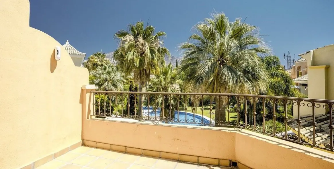 Продажа дома на две семьи в The Golden Mile 14