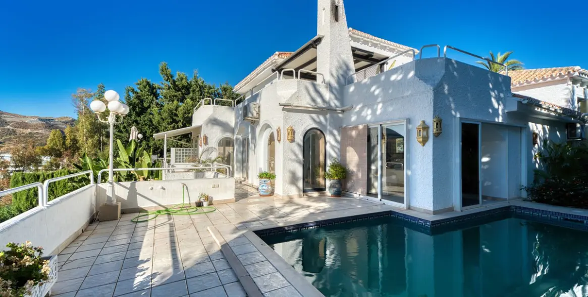 Venta de villa independiente en Nueva Andalucía 1