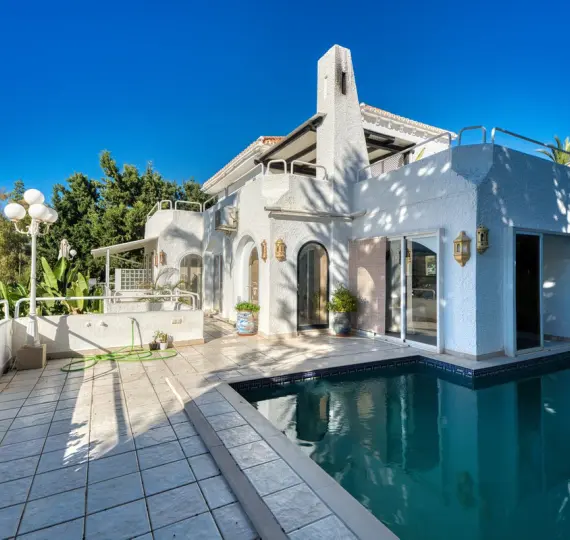 Venta de villa independiente en Nueva Andalucía