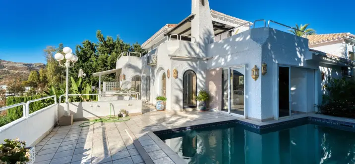 Venta de villa independiente en Nueva Andalucía 0