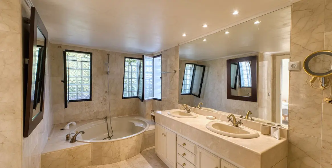 Venta de villa independiente en Nueva Andalucía 10