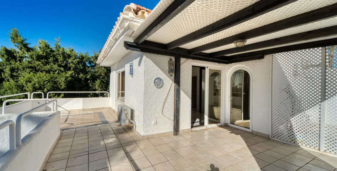 Venta de villa independiente en Nueva Andalucía 12