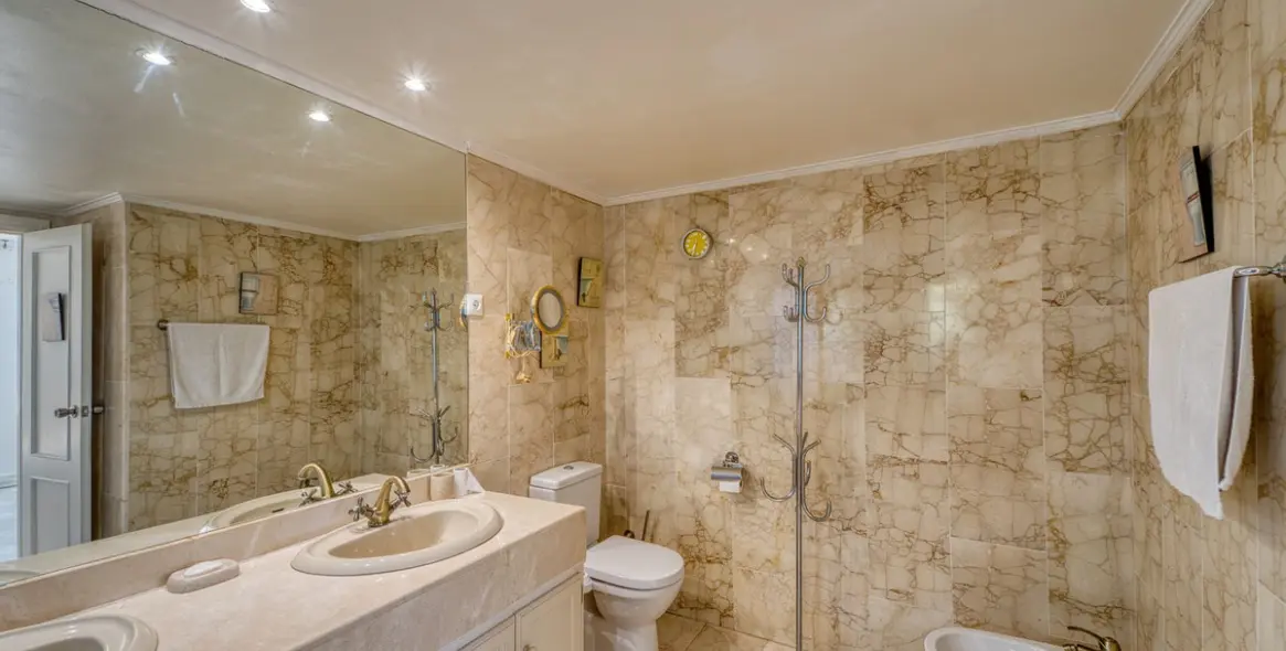 Venta de villa independiente en Nueva Andalucía 19