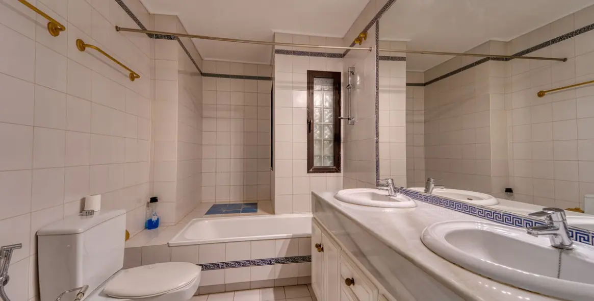 Sale of detached villa in Nueva Andalucía 37