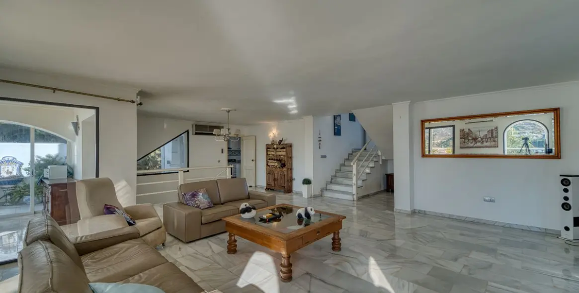 Venta de villa independiente en Nueva Andalucía 4