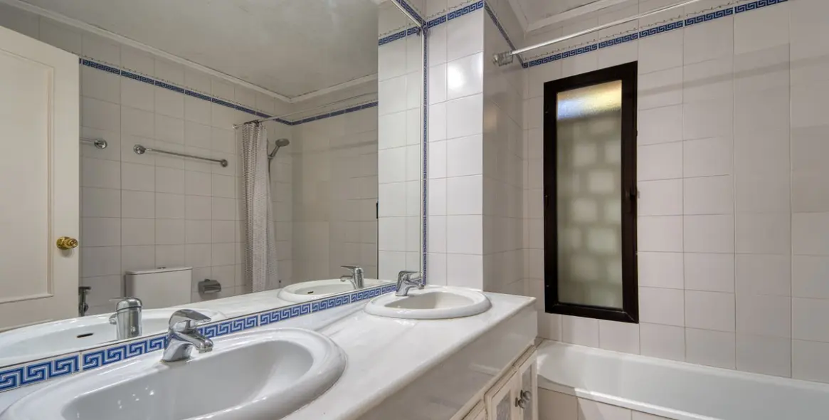 Venta de villa independiente en Nueva Andalucía 16