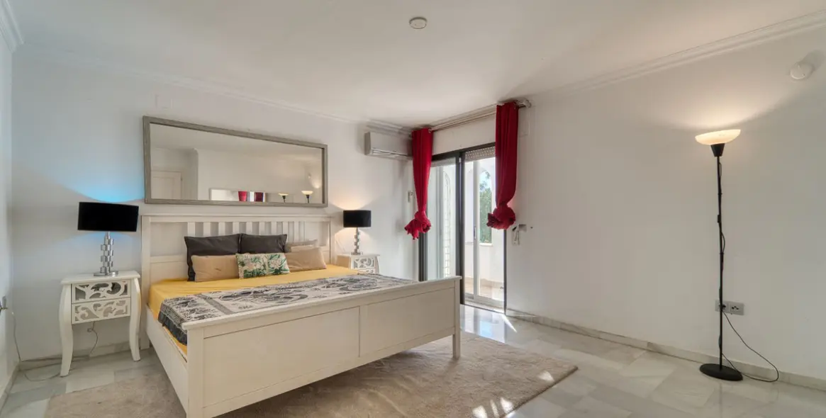 Venta de villa independiente en Nueva Andalucía 39