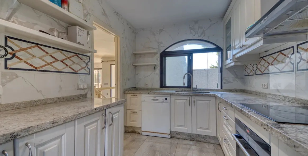 Venta de villa independiente en Nueva Andalucía 40