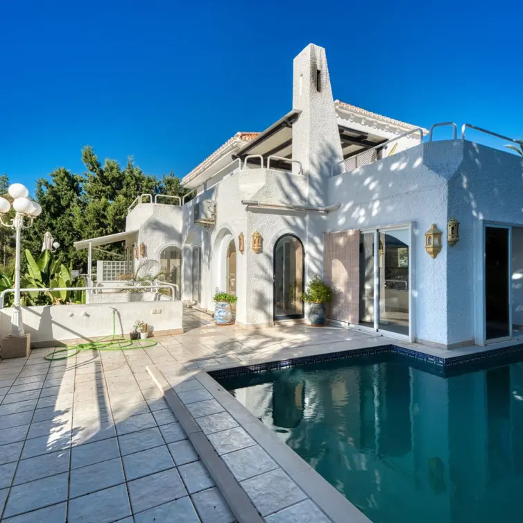 Sale of detached villa in Nueva Andalucía