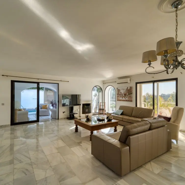 Sale of detached villa in Nueva Andalucía