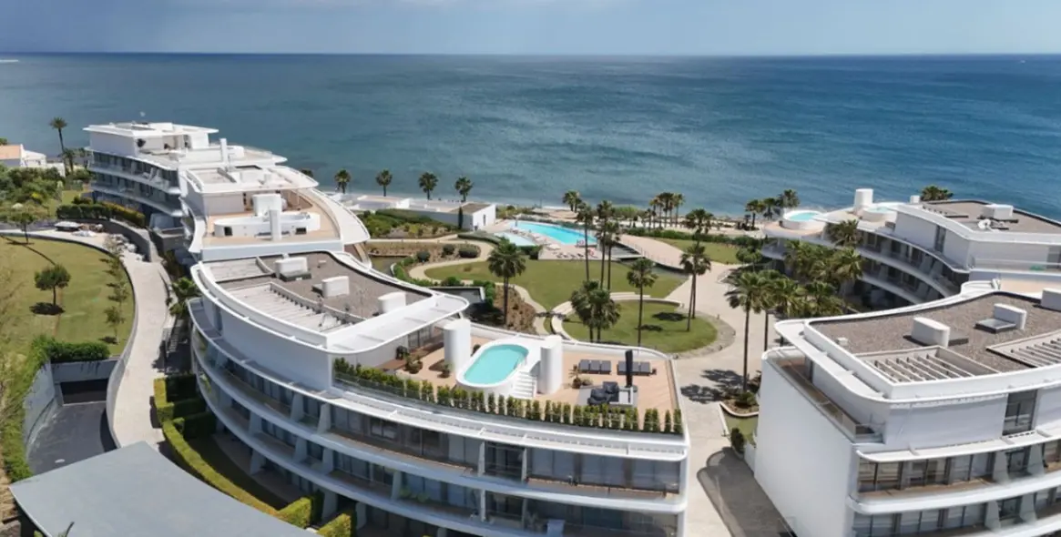 Sale of middle floor apartment in Estepona 3