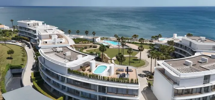 Sale of middle floor apartment in Estepona 2