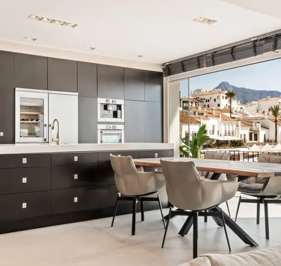 Продажа апартаментов на среднем этаже в Puerto Banús