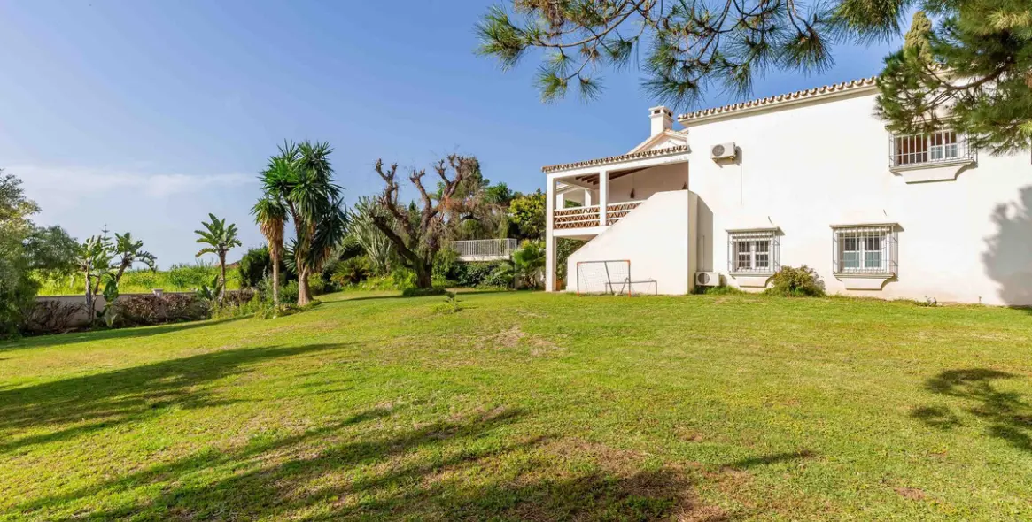 Продажа  отдельно стоящей виллы в Estepona (район El Paraiso) 9