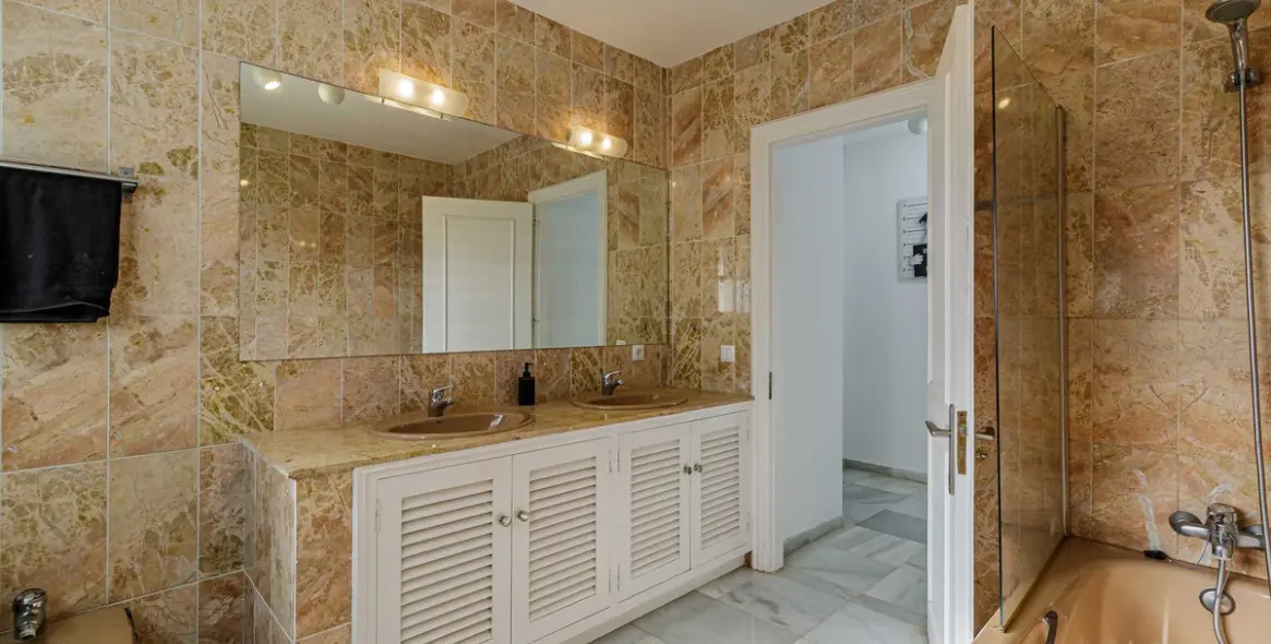 Продажа  отдельно стоящей виллы в Estepona (район El Paraiso) 15