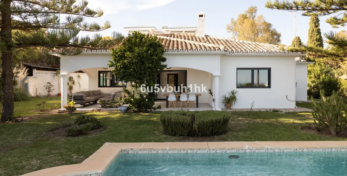 Sale of detached villa in La Quinta 1