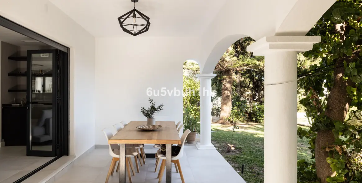 Sale of detached villa in La Quinta 5