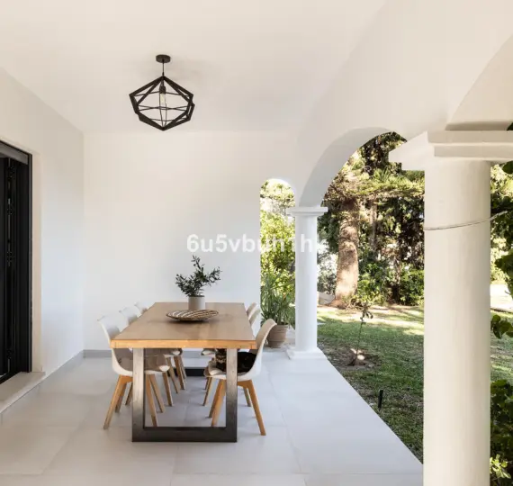 Sale of detached villa in La Quinta