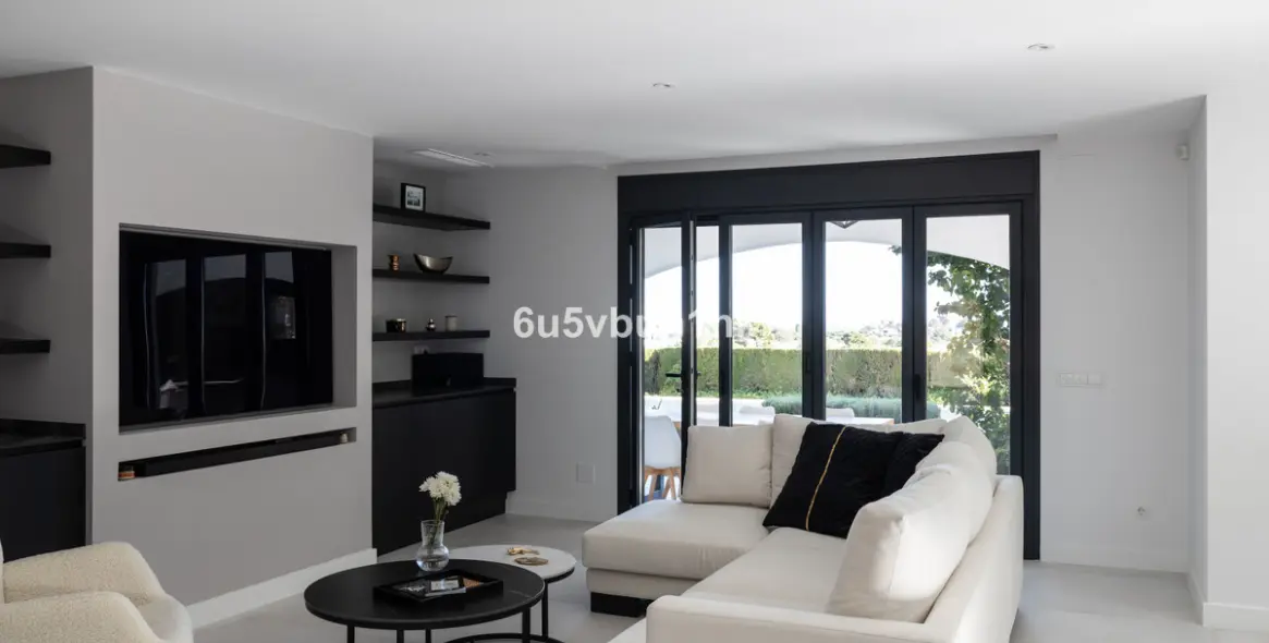 Sale of detached villa in La Quinta 8