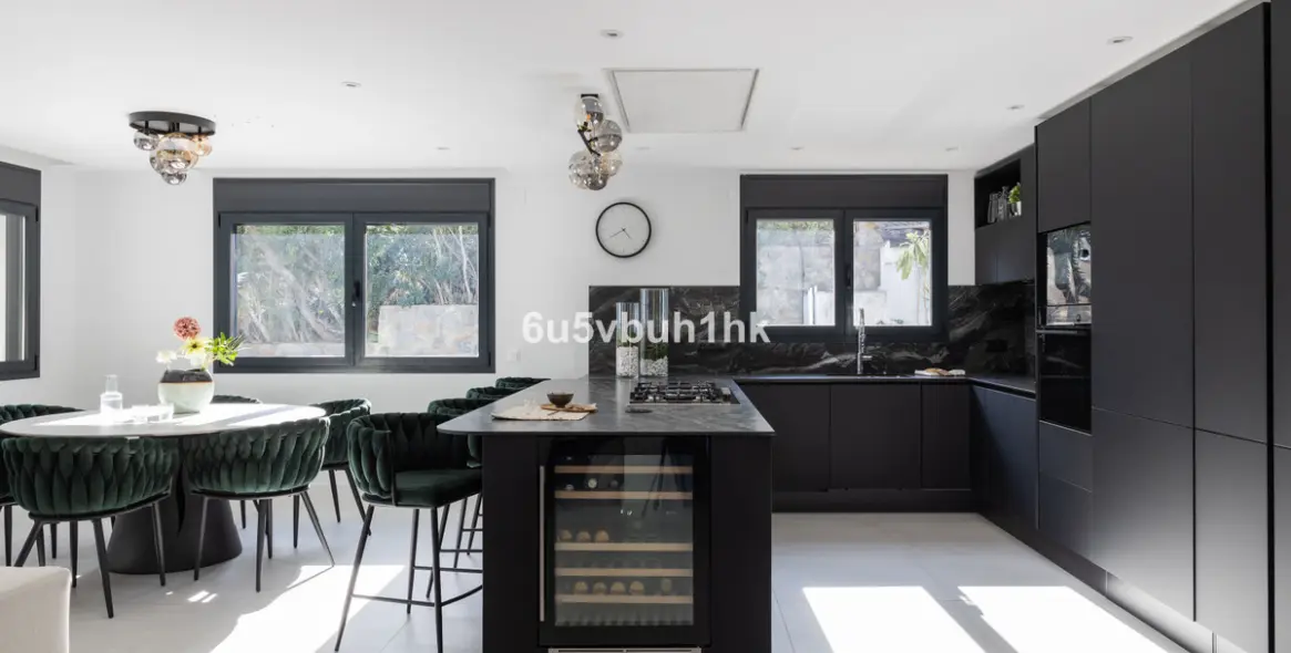 Sale of detached villa in La Quinta 9