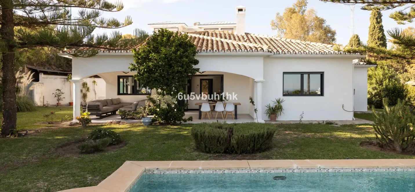 Sale of detached villa in La Quinta 0