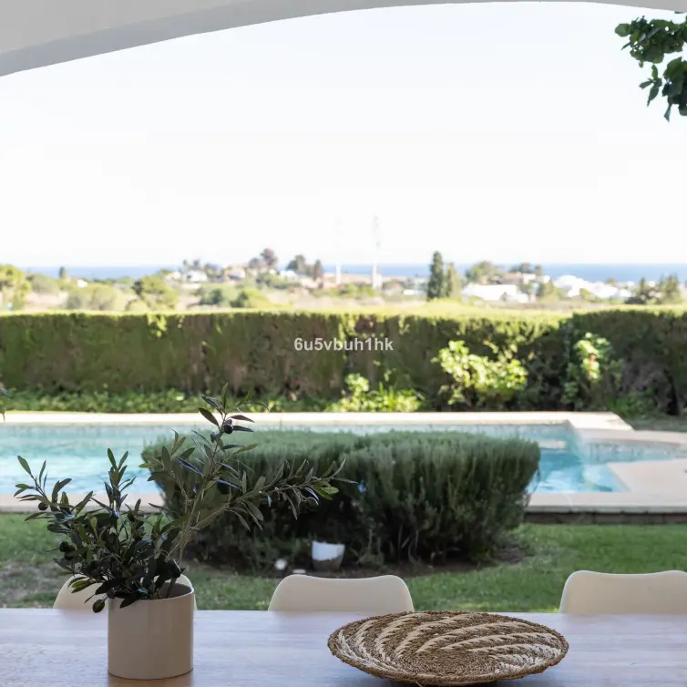 Sale of detached villa in La Quinta