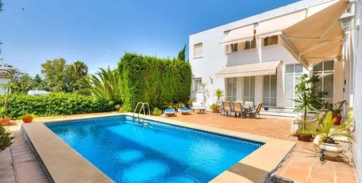 Продажа  отдельно стоящей виллы в Nueva Andalucía 1