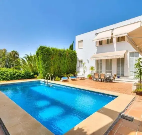 Продажа  отдельно стоящей виллы в Nueva Andalucía