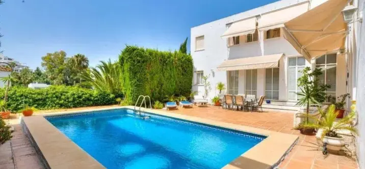 Продажа  отдельно стоящей виллы в Nueva Andalucía 0