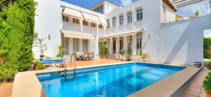 Продажа  отдельно стоящей виллы в Nueva Andalucía 1