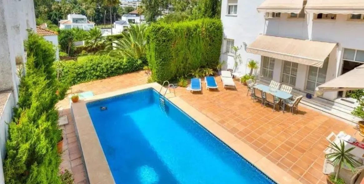 Продажа  отдельно стоящей виллы в Nueva Andalucía 4