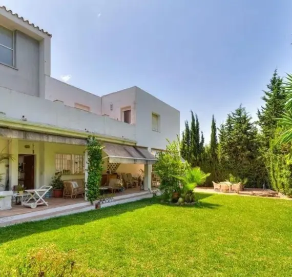 Продажа  отдельно стоящей виллы в Nueva Andalucía
