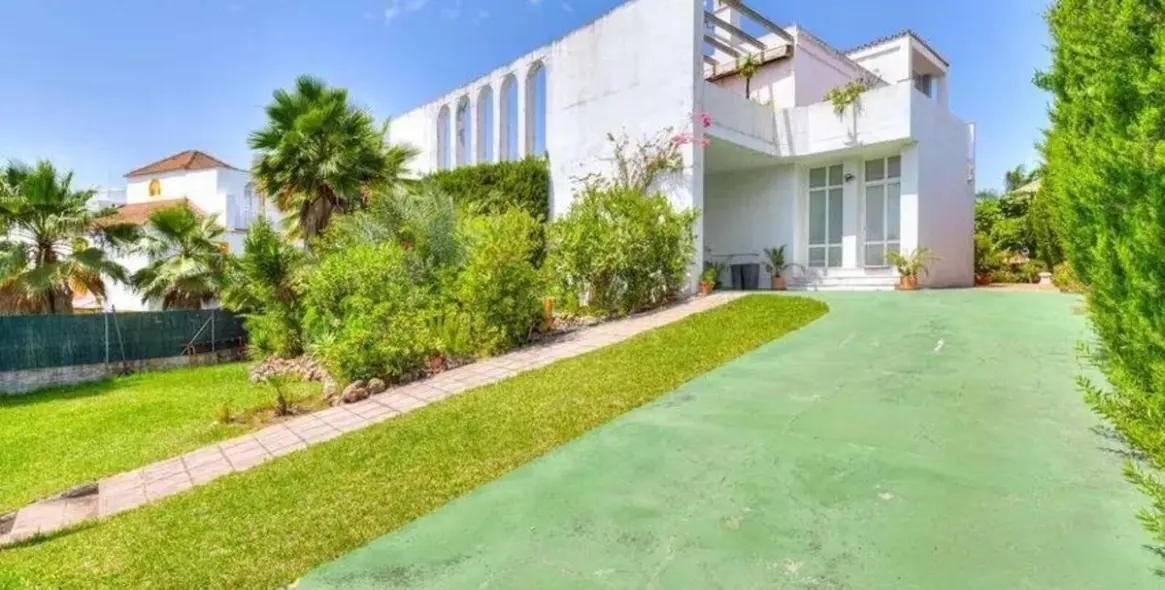 Продажа  отдельно стоящей виллы в Nueva Andalucía 6