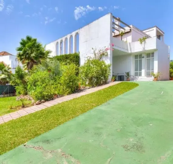 Продажа  отдельно стоящей виллы в Nueva Andalucía