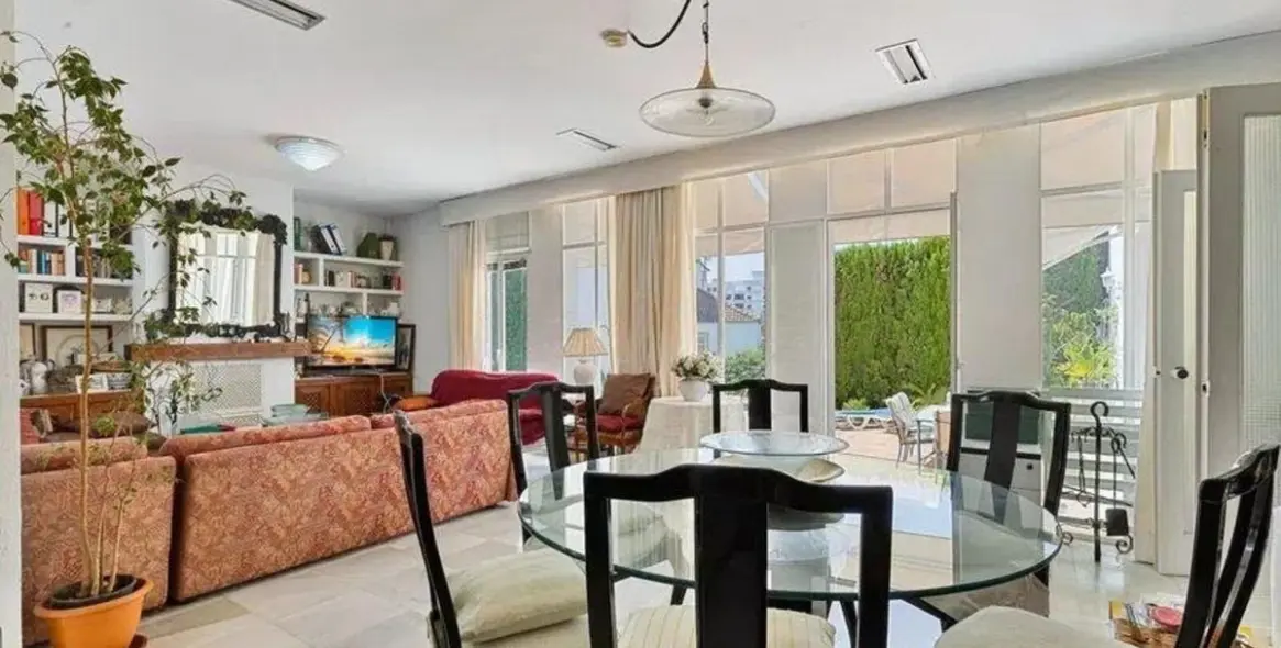 Продажа  отдельно стоящей виллы в Nueva Andalucía 9