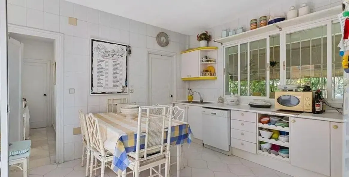 Продажа  отдельно стоящей виллы в Nueva Andalucía 12