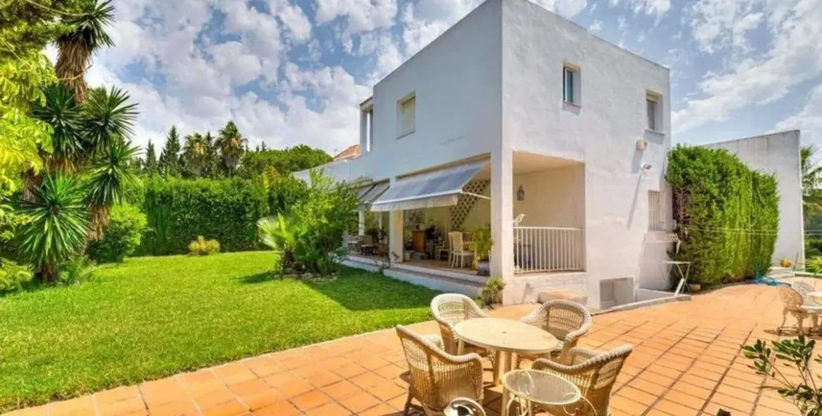 Продажа  отдельно стоящей виллы в Nueva Andalucía 15